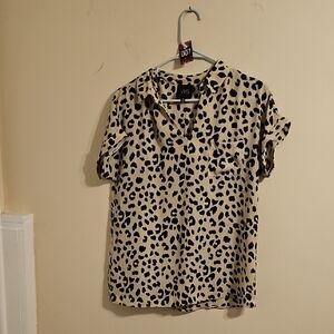 W5 Animal Print Short Sleeve V Neck Blouse. In EUC
